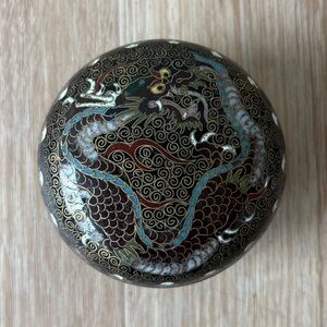 Small 2.5” box with intricate dragon art detailing Green interior and gold rims
